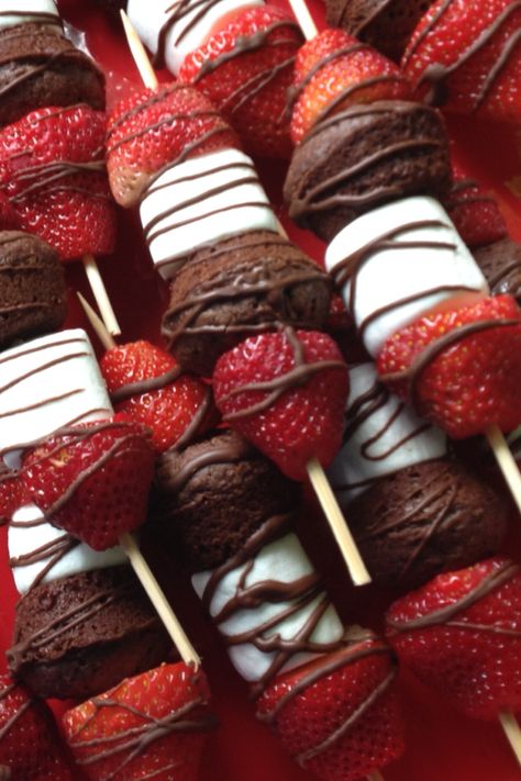 Dessert Kabob! Strawberries, marshmallow, and brownie bites drizzled in chocolate. Bachelorette Party Food Snacks, Bachelorette Desserts, Bachelorette Party Snacks, Ideas For Bachelorette Party, Bachelorette Food, Delicious Food Ideas, Bachelorette Party Food, Bachelorette Diy, Strawberry Brownies