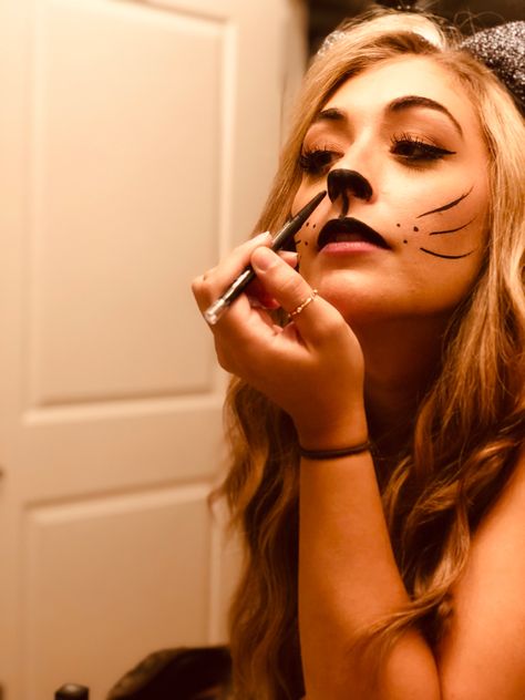 #simple #cute #halloweenmakeup #cat #costume #halloween #catlovers #makeup #makeupideas Cat Inspired Makeup, Halloween Cat Makeup, Cat Costume Makeup, Cat Costume Halloween, Simple Cat Makeup, Cat Halloween Makeup, Cat Makeup Halloween, Cat Halloween Costume, Pumpkin Costume