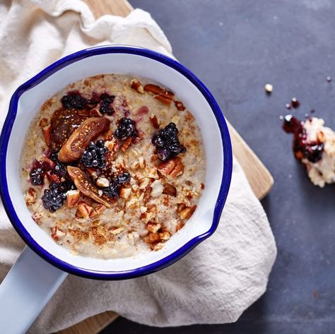 spiced warming winter porridge topped with figs and nuts 800 Calorie Diet Plan, Porridge Toppings, Banana Calories, 800 Calorie Diet, Low Calorie Protein, Date Night Recipes, Porridge Recipes, Food Articles, Raw Cacao