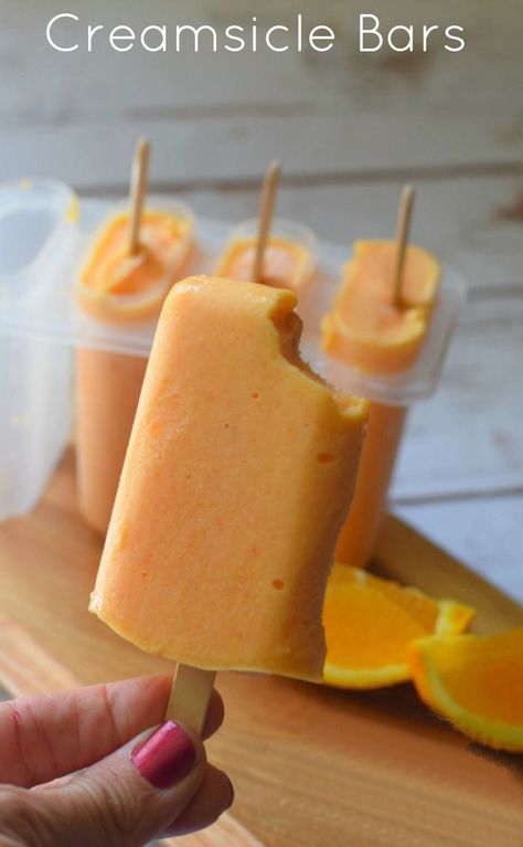 This Homemade Creamsicle Jell-O Popsicle recipe is a refreshing dessert. Creamsicle Bars, Jello Popsicles, Creamsicle Jello, Summer Party Desserts, Frozen Banana Pops, Tea Popsicles, Homemade Jello, Homemade Popsicles, Refreshing Desserts