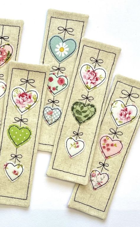 Fabric Christmas Cards, Book Dividers, Small Projects Ideas, Sewing To Sell, Sewing Machine Projects, Fabric Cards, Diy Bookmarks, Book Holders, Free Motion Embroidery