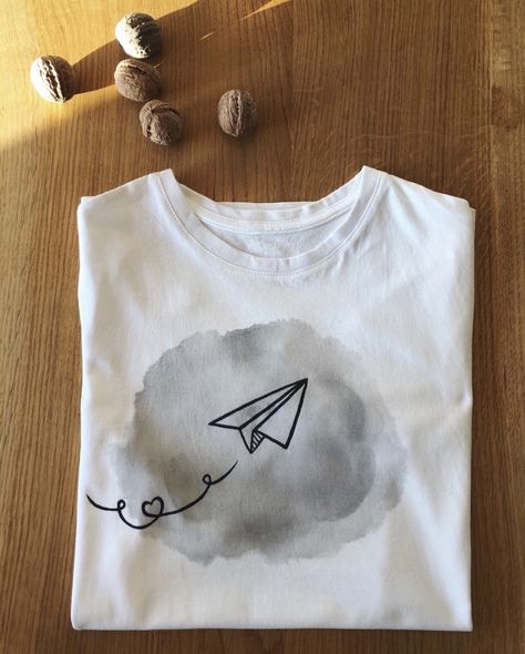 Tshirt Painting For Men, Diy Painted Tshirt Ideas, Painting On Black Tshirt, White T Shirt Painting Ideas, Painting On Clothes T Shirts, Tshirt Drawing Ideas, Painted Tshirts Diy Ideas, Tshirt Painting Ideas Creative, Painting On Tshirts