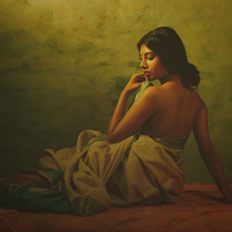 Indian Figurative Paintings, Contemporary Portrait Photography, Indian Woman Photography, Bold Indian Photoshoot, Authentic Photoshoot, Painting Poses, Vintage Indian Fashion, Indian Pics, Cinematic Photoshoot