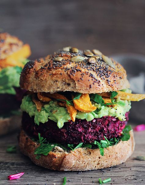 Beet Burger, Sweet Potato Fries Baked, Veggie Burgers Recipe, Plant Based Burgers, Taco Pizza, Vegan Burger, Vegan Burgers, Seitan, Muffin Tin