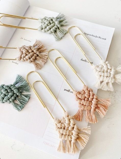 Paper Clip Macrame, Crafts People Want To Buy, Macrame Paper Clip Bookmark Diy, Paper Clip Bookmarks Diy, Football Macrame, Macrame Paper Clip Bookmark, Boho Accessories Diy, Macrame Paper Clip, Macrame Bookmark Diy