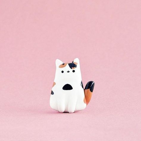 Fimo Cats Ideas, Mini Clay Cat, Diy Clay Cat, Cat Out Of Clay, Cat Clay Art, Clay Cat Easy, Polymer Clay Cats, Cat Polymer Clay, Cat Clay