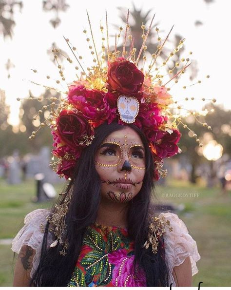 Catrina Dia De Los Muertos Party Ideas, Catrina Costume, Carlos Ponce, Muertos Makeup, Skull Costume, Sugar Skull Costume, Day Of The Dead Party, Halloween Shoot, Sugar Skull Makeup