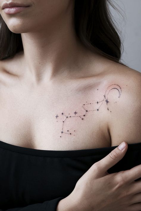 Minimalist constellation collarbone tattoo design Dainty Collar Bone Tattoo, Collarbone Tattoos For Women, Tattoos Representing Family, Small Snowflake Tattoo, Small Key Tattoos, Star Constellation Tattoo, Collarbone Tattoos, Simple Compass, Puzzle Piece Tattoo