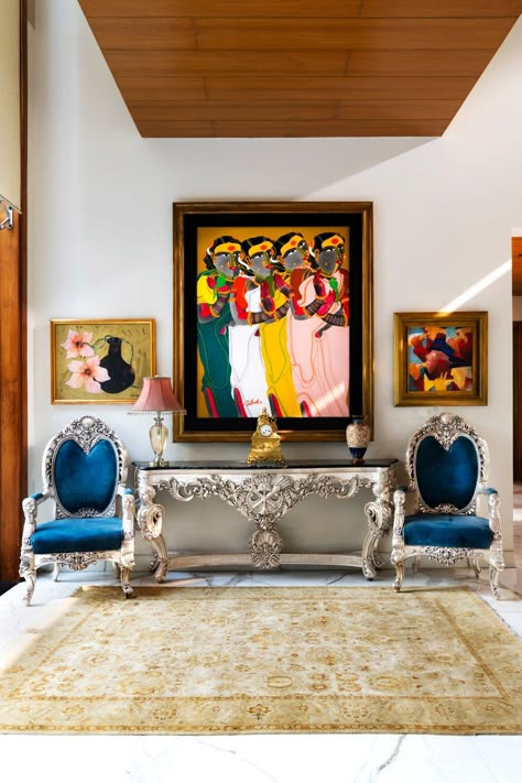 Delhi: An art-filled Chhattarpur farmhouse makes for a perfect retreat | Architectural Digest India Aparna Kaushik, Indian Living Room Design, Mahogany Flooring, Modern Indian Art, Indian Living Room, Lush Landscaping, Diy Interior Decor, India Home Decor, Silver Furniture