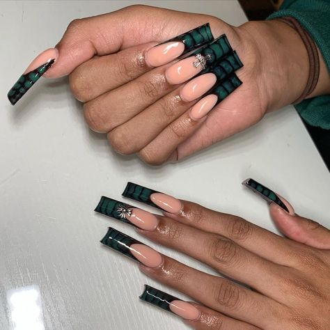 Green And Black Acrylic Nails, Black And Green Nails, Really Long Nails, Color For Nails, Black Acrylic Nails, Long Acrylic Nail Designs, Drip Nails, Edgy Nails, Exotic Nails