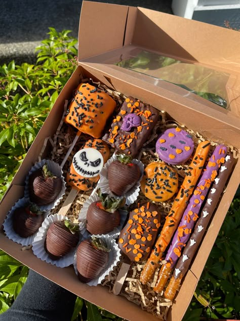 Spooky Basket Treats, Halloween Dessert Box Ideas, Halloween Dessert Boxes, Halloween Themed Strawberries, Fall Treat Boxes, Halloween Treat Boxes Ideas, Halloween Treats To Sell, Halloween Chocolate Covered Pretzels, Halloween Chocolate Treats