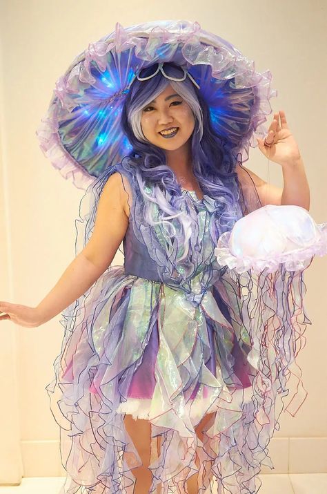 Jelly Fish Dress Costume Ideas, Diy Jellyfish Costume Women, Jelly Fish Costume Women, Halloween Costumes Jelly Fish, Jellyfish Halloween Costume Diy, Jelly Fish Inspired Outfit, Jelly Fish Rave Outfit, Under The Sea Theme Costume, Jellyfish Diy Costume