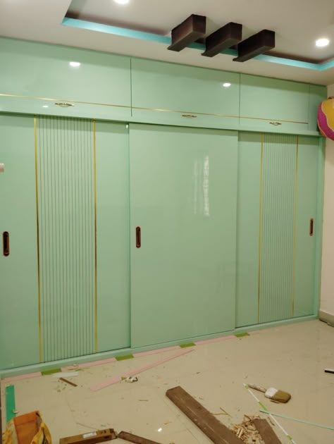 Aluminium Wardrobe Design, Wardrobe Sunmica Design, Running Doors, Bedroom Cupboard Designs Colour, Almirah Design, Colorful Bedroom Design, Bad Room Design, Wardrobe Laminate Design, Elegant Bedroom Design