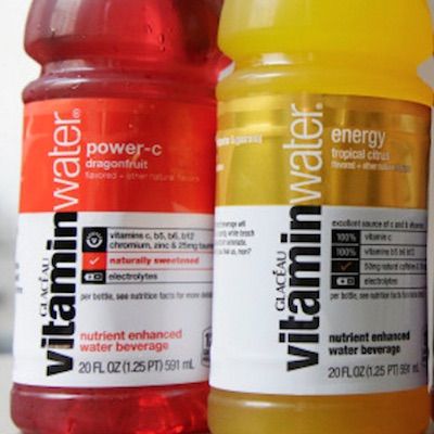 Why You Should Never Drink Store-Bought Vitamin Water Again, And Make Your Own! Diy Vitamin Water, Homemade Vitamin Water, Dragon Fruit Vitamin Water, Vitamin Water Recipes, Vitamin Drink, Cat Vitamins, Water Branding, Organic Vitamins, Water Energy