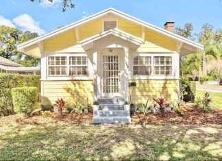 House of the Day: Colonialtown 1930s bungalow asking $309,000 1930s Bungalow Exterior, Florida Realtors, 1930s Bungalow, Bungalow Style House, Clapboard Siding, Shotgun House, 1930s House, Bungalow Exterior, Double French Doors