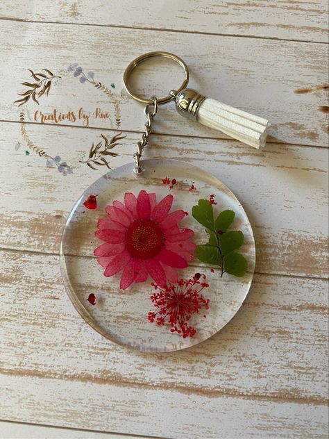 Clear Keychain made with dried flowers and leaves Unique Resin Keychain Ideas, Resin Flower Keychain, Flower Resin Keychain, Resin Keychain Ideas, Clear Keychain, Keychain Crafts, Resin Keyring, Diy Resin Keychain, Girls Night Crafts