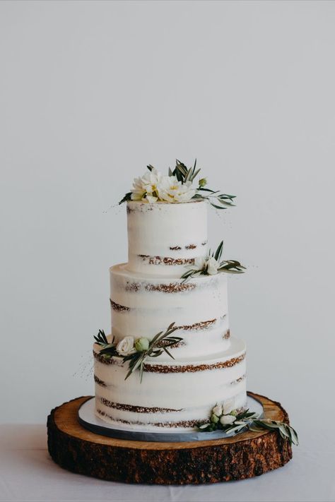 Wedding Cake On Wood Slice, Rustic Mountain Wedding Cake, Small Mountain Wedding Cake, Cheap Mountain Wedding, Mountain Outdoor Wedding, Colorado Wedding Decor, September Mountain Wedding, Rustic Mountain Wedding Decor, Rustic Woodsy Wedding Decor