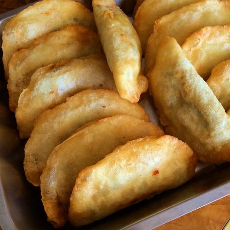 Venezuelan Dishes, Fried Cornmeal, Venezuelan Recipes, Arepas Recipe, Olympics Party, Cheese Empanadas, Argentinian Food, Venezuelan Food, Empanada Recipe