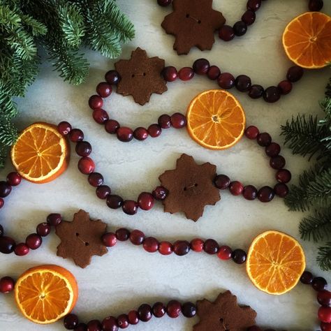 Fall Cinnamon Ornaments, Dried Fruit Christmas Tree Decorations, Cottagecore Christmas Recipes, Orange Cinnamon Ornaments, Dried Christmas Decorations, Rustic Christmas Desserts, Dehydrated Oranges Christmas Tree, Dehydrated Orange Ornaments, Old Fashion Christmas Ornaments