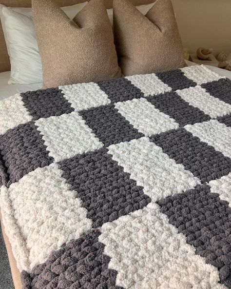 I’m living for this temperature drop ❄️ What better way to enjoy it then wrapped up in this gorgeous checkered chunky knit? 🩶🤍 Big Knitted Blanket, Crochet Blanket Chunky Yarn, Big Yarn Blanket, Throw Blanket Crochet, Bed Tutorial, Chunky Knit Blanket Pattern, Chunky Knit Yarn, Knit Decor, Chunky Yarn Blanket