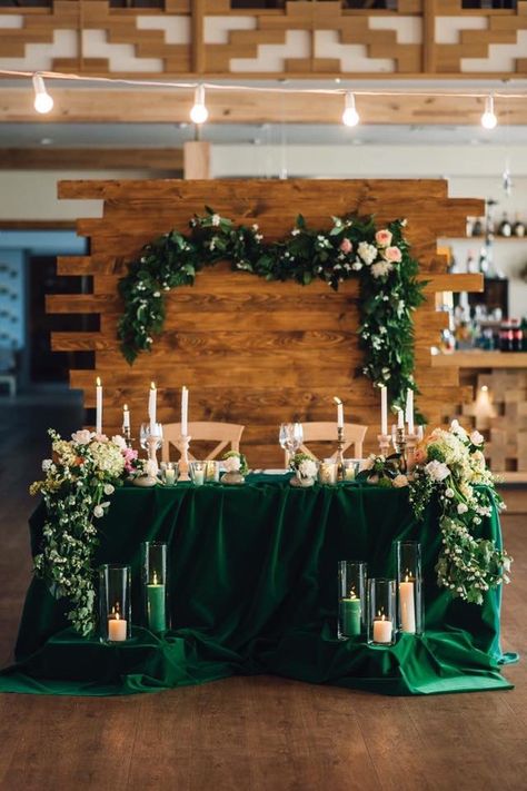 Emerald Green And Gold Wedding Arch, Sweetheart Table Wedding Emerald Green, Emerald Green Main Table, Emerald Green Centerpieces Wedding, Wedding Decorations Emerald Green, Emerald Centerpieces, Green Sweetheart Table, Emerald Green Backdrop, Quince Decorations Ideas