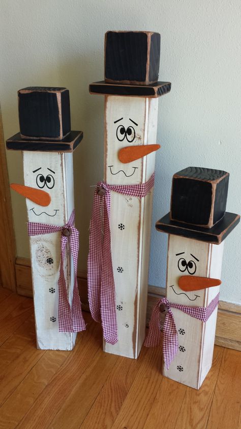 My version of 4x4 snowmen :) Fence Post Crafts, Julkransar Diy, Deco Noel Nature, Jul Diy, Handmade Snowman, Kerajinan Diy, Primitive Snowman, Diy Jul, Christmas Signs Wood