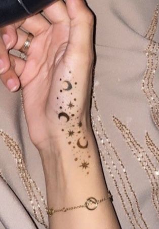 Star Mehandi Designs, Moon And Star Henna Designs, Stars Mehendi Design, Moon Mendhi Designs, Moon And Stars Mehendi Design, Western Henna Designs, Henna Designs Minimalist, Hena Tato Desain Simple, Japanese Henna