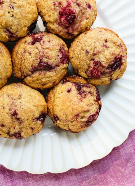 Healthy raspberry muffins recipe (so fluffy and delicious!), sponsored by Cascadian Farm - http://cookieandkate.com Healthy Raspberry Muffins, Raspberry Muffins Recipe, Raspberry Muffin Recipes, Pancakes Protein, Lemon Raspberry Muffins, Muffins Blueberry, Cookie And Kate, Raspberry Muffins, Overnight Oat