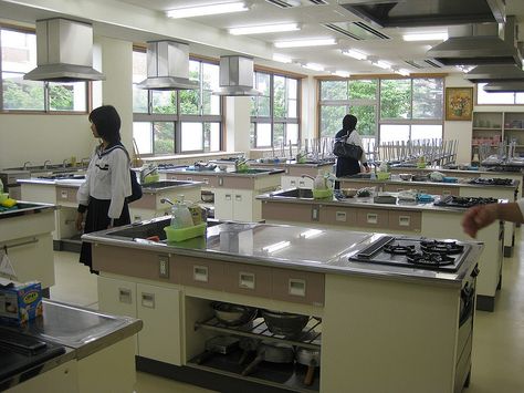 Cooking School Interior, Cooking School Design, Cooking School Kitchen, Kitchen Classroom, Culinary Kitchen, School Kitchen, Cooking In The Classroom, Kitchen Set Up, Classroom Idea