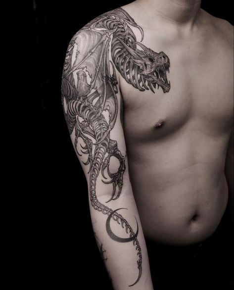 Shoulder Dragon Tattoo, Shoulder Dragon, Skyrim Tattoo, Dragon Tattoo Shoulder, Stile Pin Up, Best Tattoo Ideas For Men, Aesthetic Tattoo Ideas, Black Dragon Tattoo, Ems Tattoos