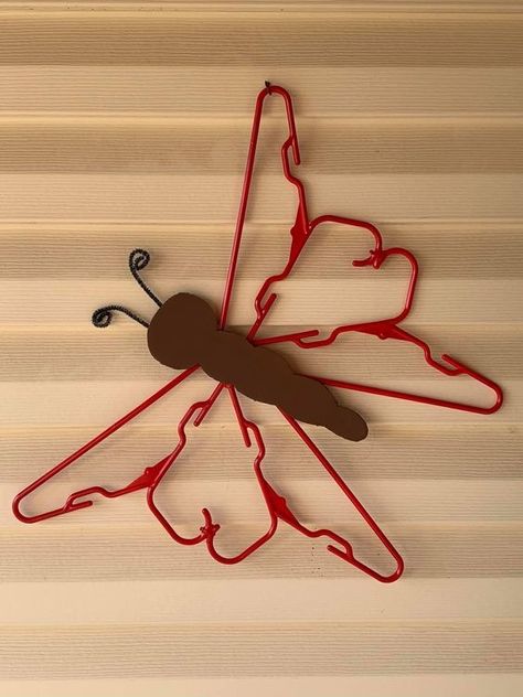 18 Easy DIY Plastic Hanger Ideas For Home Decoration Coat Hanger Butterflies, Clothes Hanger Butterfly Diy, Hanger Crafts Diy, Glass Vase Christmas Decor, Coat Hanger Crafts, Diy Christmas Baubles, Hanger Art, Hanger Christmas Tree, Burlap Christmas Tree