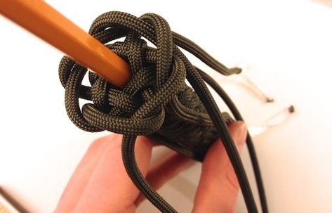 With the pencil still inserted, make one more crown knot, but keep it loose. Paracord Keychain Instructions, Parachute Cord Crafts, Diy Craft Ideas For Kids, Crown Knot, Cord Bracelet Diy, Paracord Belt, Paracord Projects Diy, Paracord Bracelet Patterns, Paracord Bracelet Tutorial