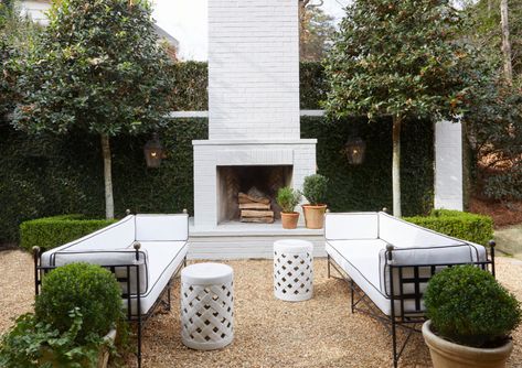 Peek Inside this Cozy Hollywood Rancher Fireplace Patio, Modern Courtyard, Outdoor Fireplace Designs, Outdoor Fireplace Patio, Backyard Fireplace, Easy Backdrops, Dream Yard, Patio Wall, Outdoor Fireplaces