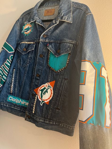 Painted Jean Jacket Sports, Diy Patch Jean Jacket, Sports Denim Jacket, Nfl Denim Jacket, Baseball Fits, Customized Jacket, Jean Painting, Tailgate Outfits, Jean Jacket Diy