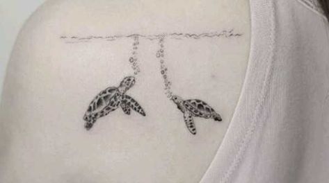 Sea Turtle Tattoo, Turtle Tattoo Designs, Tattoo Zeichnungen, Hawaiian Tattoo, Geniale Tattoos, Irezumi Tattoos, Turtle Tattoo, Modern Tattoos, Home Tattoo