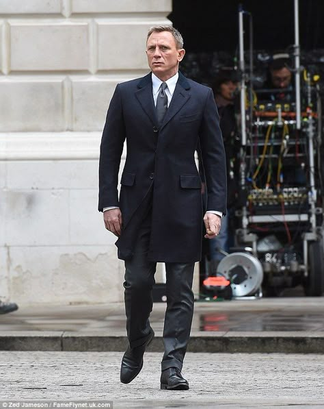 Daniel Craig James Bond Suit, Daniel Craig Style, Bond Spectre, Navy Overcoat, Craig 007, Bond Suits, Crombie Coat, Daniel Craig 007, Cocktail Attire Men