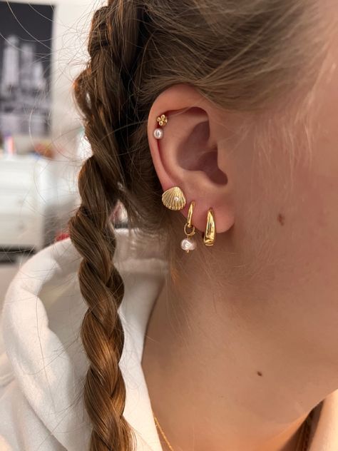 Pearl Beach Jewelry, Beach Ear Piercings, Beachy Ear Piercings, Earrings Stack Aesthetic, Beachy Earrings Aesthetic, Layered Earrings Aesthetic, Beachy Piercings, 2 Helix Piercings Stacked, Preppy Piercings