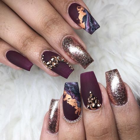 ✨ Wine not?! ✨ ━ @bioseaweedgel Dark Berry . @bemibeautybox Rose Gold Metal Leaf & Rose Gold Swarovski Crystals ━… Gold And Purple Nails, Wine Color Nails, Rose Gold And Purple, Leaf Nails, Nails With Gold, Nail Glam, Ring Finger Nails, Wine Nails, Gold And Purple