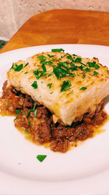 Ryan Nordheimer on Instagram: "SHEPARD’S PIE 🐑🇮🇪🥧 Recipe: “Shepard’s Pie” (@gordongram ) . . . . . . #ryannordheimer #homemade #shepardspie #recipe #thanksgiving #thanksgivingrecipe #FoodPorn #FoodPhotography #pie #viral #Foodstagram #Foodgasm #aesthetic #satisfying #foodiesofinstagram #fall #irish #dcfood #aesthetic #fallrecipes #like4like #irishfood #dessert #gordonramsay #autumn #100k #foodporn #lamb" Shepards Pie Recipe, Savoury Meals, Shepard S Pie, Dc Food, Recipe Thanksgiving, British Cooking, Shepards Pie, Meat Substitutes, Irish Recipes