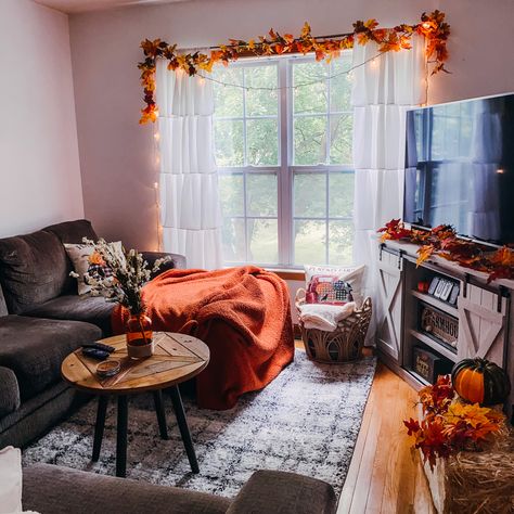 Fall House Decor Inspiration, Fall Decor Ideas Small House, Fall Aesthetic Decor Living Room, Living Room Fall Aesthetic, Uncovered Porch Fall Decorating Ideas, Cute Fall Decorations Living Room, Fall Decor Living Room Apartment, Fall Decoration Apartment, Fall Vibes Living Room