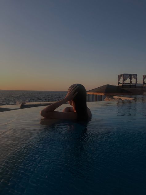 Pool Photoshoot Ideas Models, Swimming Aesthetic Pool, Infinity Pool Photoshoot, Infinity Pool Pictures Ideas, Infinity Pool Poses, No Face Pool Pictures, Poolside Aesthetic, Infinity Pool Pictures, Pool Sunset Aesthetic