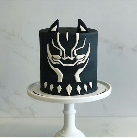 Black Panther Cake Ideas, Black Panther Cake Topper Printable, Diy Black Panther Birthday Party Ideas, Black Panther Cake, Black Panther Theme Cake, Black Panther Birthday Cake, Panthers Cake, 50th Birthday Centerpieces, Tiger Cake