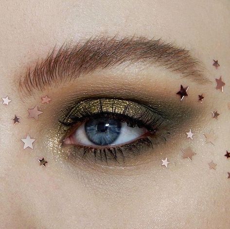 Makeup New Year, Make Carnaval, New Years Eve Makeup, Galaxy Makeup, Glitter Makeup Looks, Euphoria Makeup, Bridal Makeup Natural, Rave Makeup, Glitter Eye Makeup