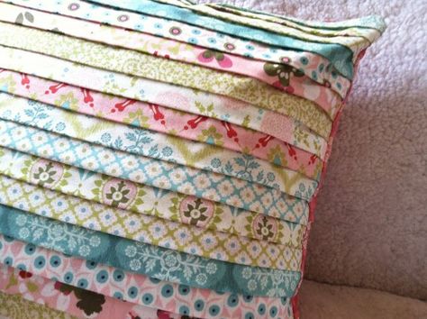 Pillows to sew for summer                                                                                                                                                                                 More Jelly Roll Projects, Roll Pillow, Jelly Roll Quilt Patterns, Pillow Tutorial, Jellyroll Quilts, Strip Quilts, Sewing Pillows, Diy Quilt, Quilting Tips