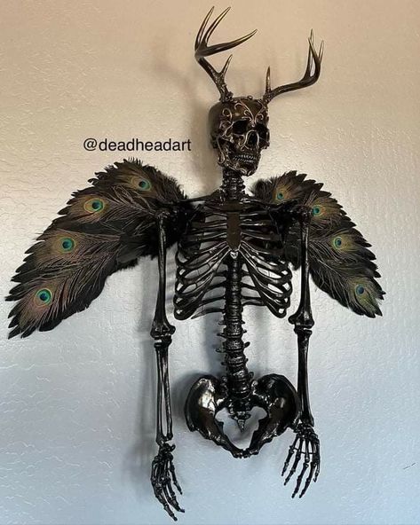 Skull Crafts, Creepy Halloween Decorations, Dark Home Decor, Witchy Crafts, Halloween Crafts Decorations, Bone Art, Goth Home, Goth Home Decor, Goth Decor