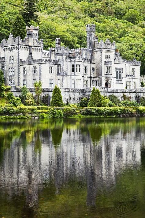 Kylemore Abbey Castle, County Galway in Ireland #travel #Ireland. Kylemore Abbey, Old Castle, County Galway, Castles In Ireland, Real Estat, Galway Ireland, Chateau France, Beautiful Castles, A Castle