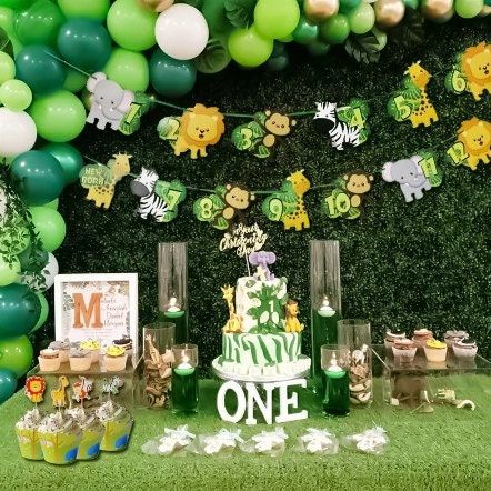 Jungle Party Decorations, Birthday Party Venues, Jungle Birthday Party, Zoo Birthday, 1st Birthday Party Decorations, Party Flags, Animal Birthday Party, Baby Shower Party Supplies, Jungle Party