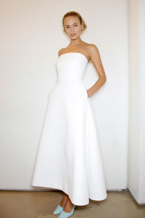 Minimalist Wedding Dresses Strapless, Urban Wedding Dress, Minimal Wedding Dress, Midi Wedding Dress, Bridal Details, White Bridesmaid Dresses, White Evening Dress, Minimalist Wedding Dresses, Ceremony Dresses