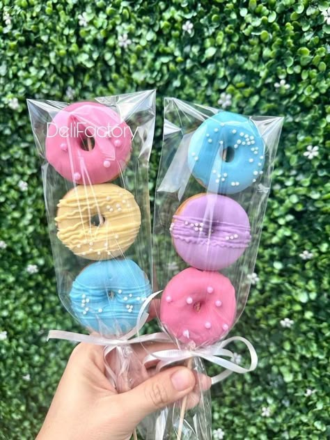 Mini Donut Kabobs, Donut On Stick, Kid Friendly Christmas Tree Decorations, Mini Donut Design Ideas, Donuts Birthday Party Ideas, Donuts Ideas Decoration, Donut Shop Ideas, Donut Ideas Decoration, Doughnut Decorating Ideas