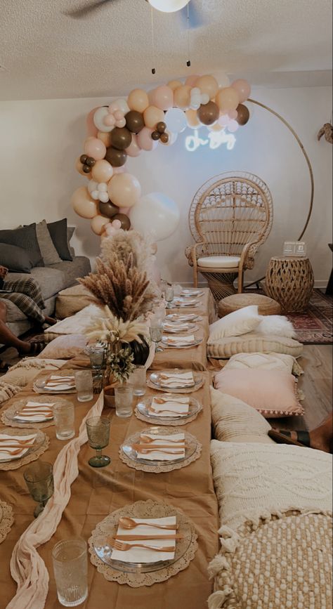 In Door Picnic Ideas, Indoor Picnic Setup Ideas, Indoor Luxury Picnic, Inside Picnic Ideas, Indoor Picnic Birthday, Picnic Balloons, Indoor Picnic Party, Condo Entryway, Luxury Picnic Setup